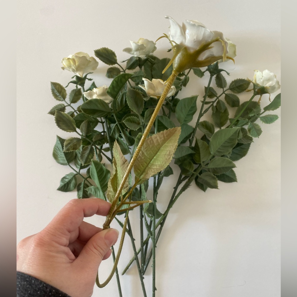 Vintage porcelain white roses / faux flowers - Picture 11 of 15